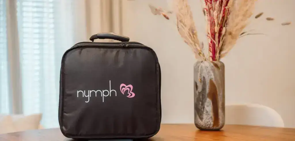 Nymph draagtas voor een pressotherapietoestel op een kast