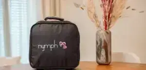Nymph draagtas voor een pressotherapietoestel op een kast